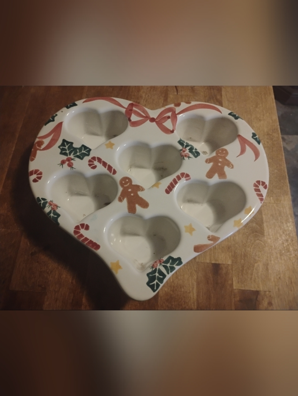 Vintage Holiday Ceramic Heart Muffin Pan – Christmas Gingerbread & Candy Cane
